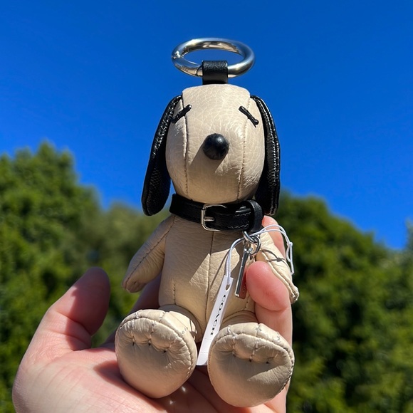 COACH X Peanuts Snoopy Collectible Bag Charm - Picture 4 of 6